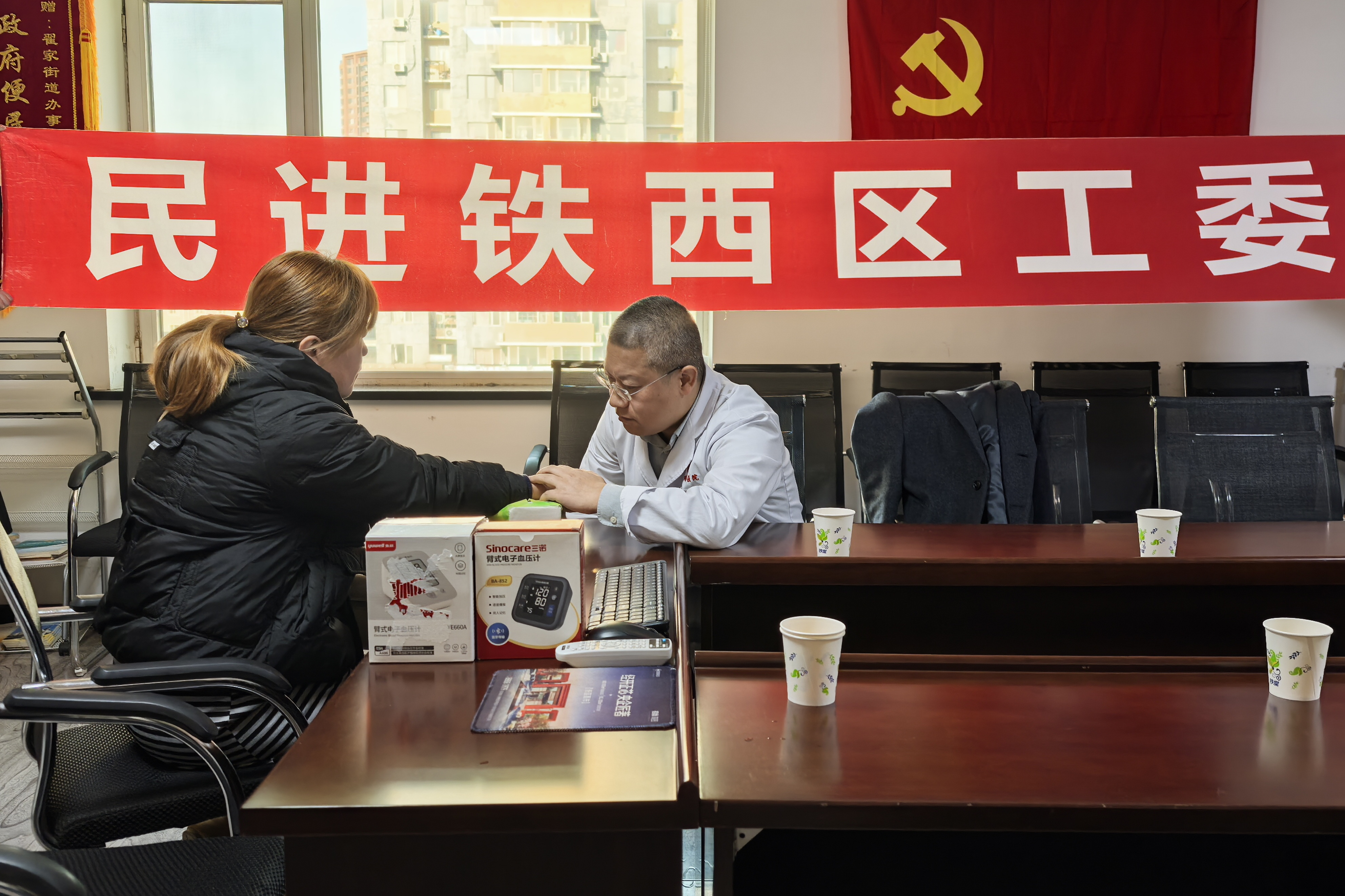 11.7优质医疗资源下沉 暖心服务直达基层——民进沈阳市委会、铁西区工委联合举办“惠悦民·幸福沈阳”主题中医义诊活动.jpg