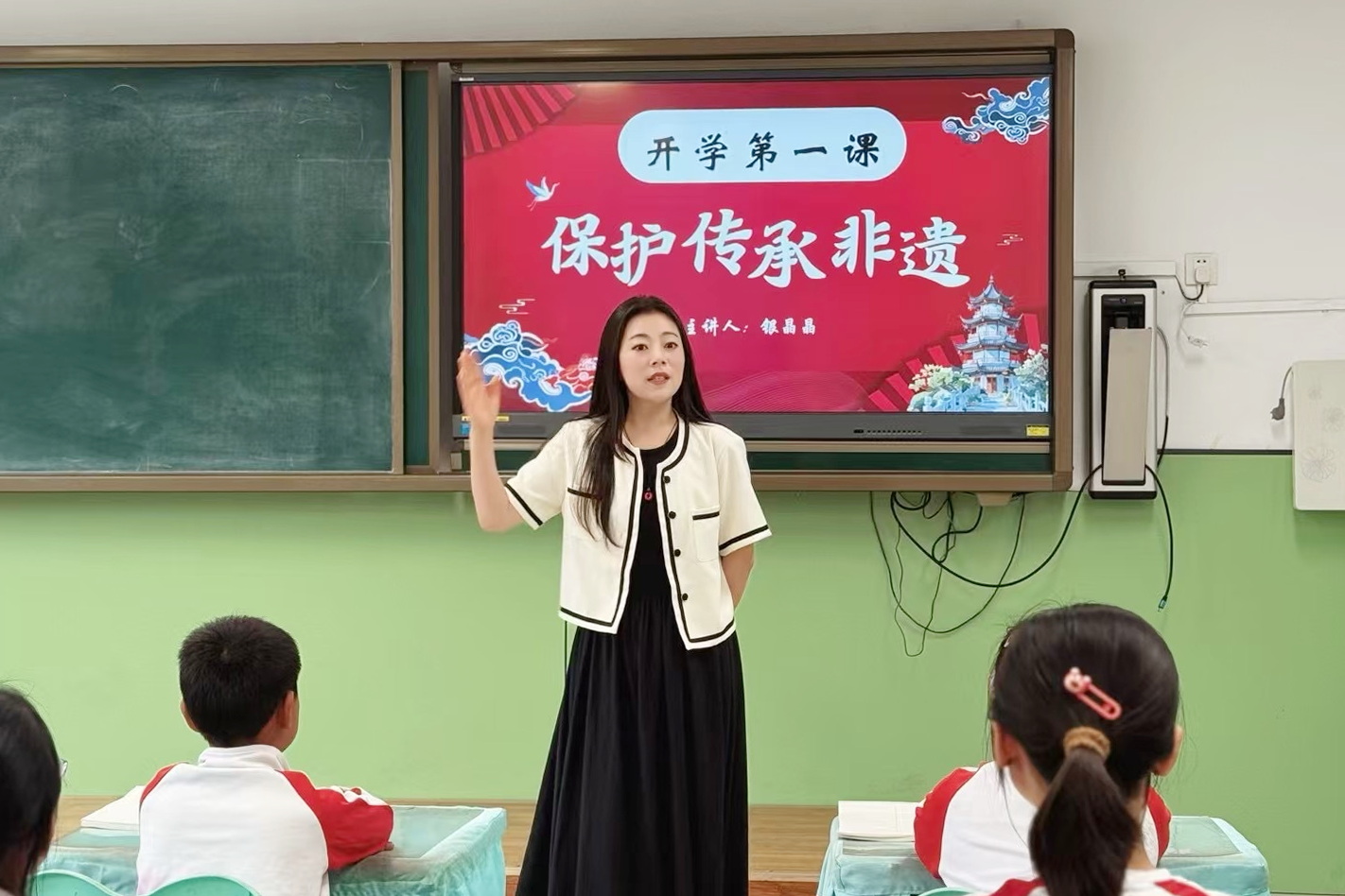 10.29银晶晶:以匠心绘非遗,用热爱育新人 (1).jpg