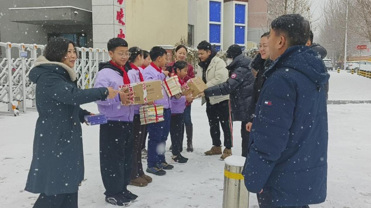 12.31民进沈河区工委开展“送书香润童心 聚合力助成长”图书捐赠活动 (3).jpg